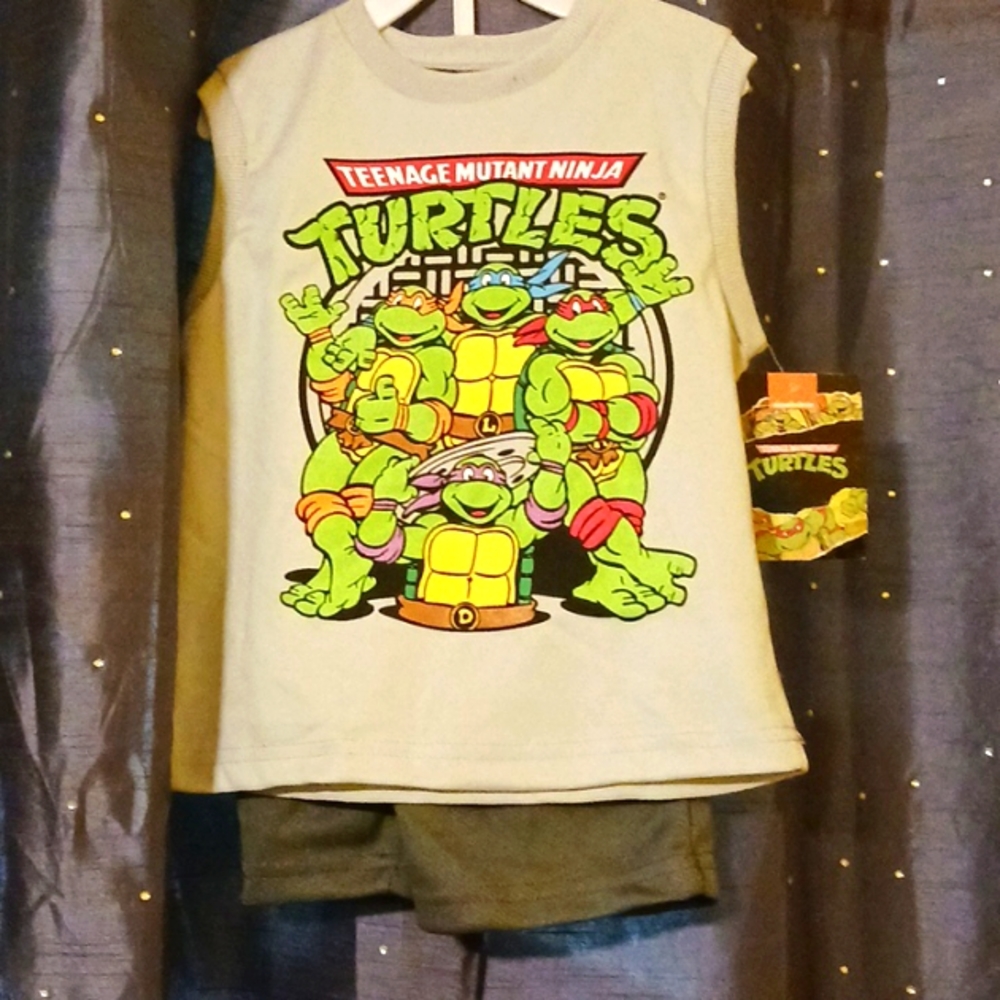 Short sets, Teenage Mutant Ninja Turtles. Two 3T and one 4T
